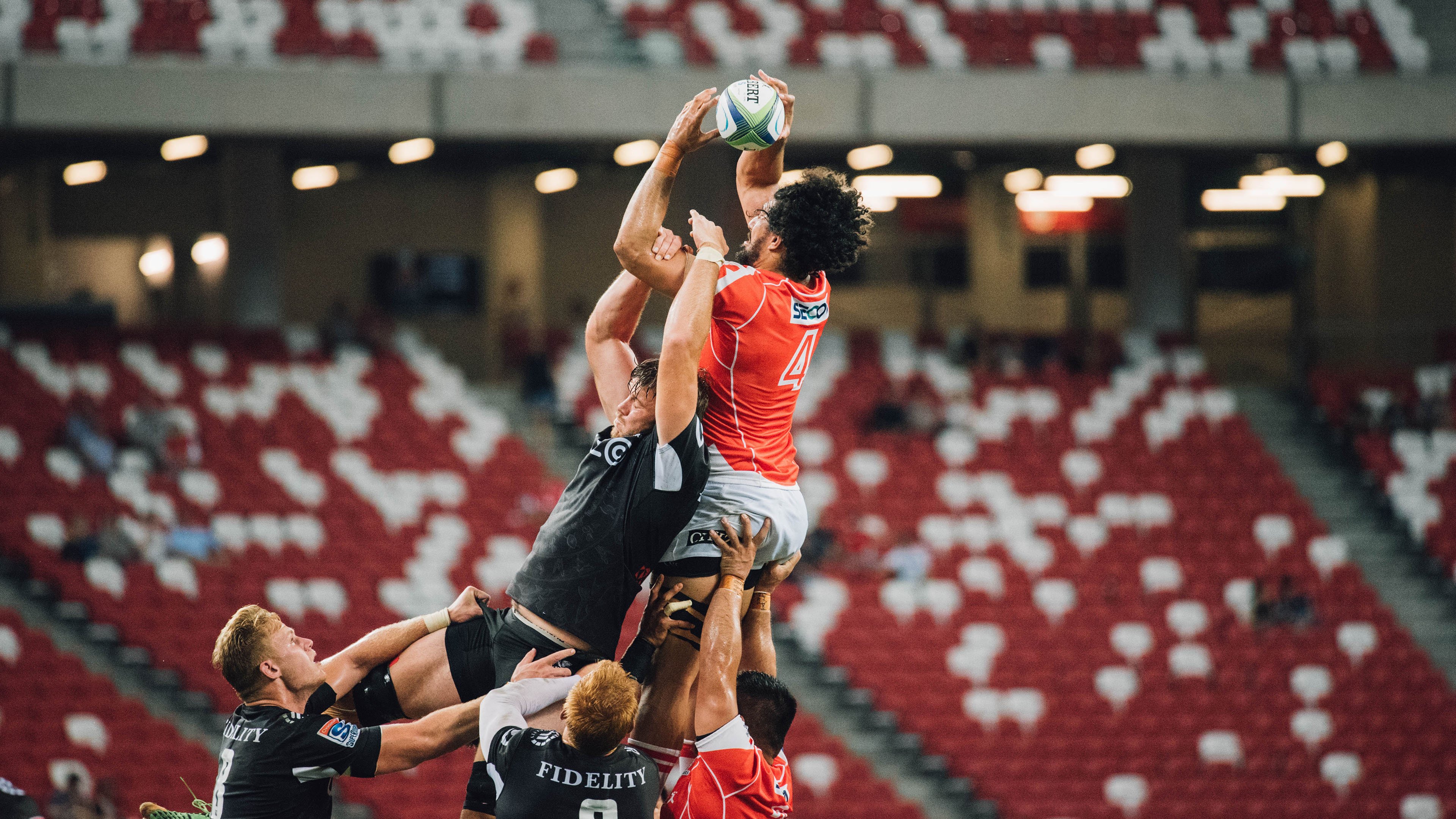 “单臂悬垂极限时长挑战” 握力与意志力比拼